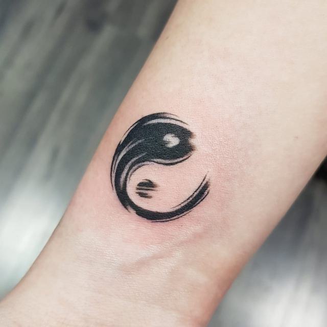 Yin-yang jel ecsetvonásos kidolgozásban a csuklón