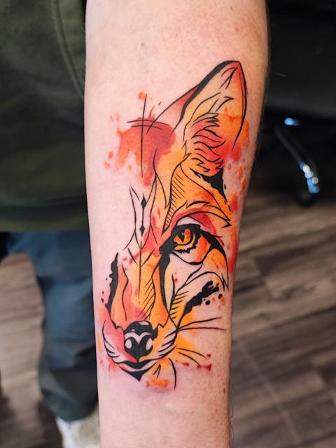 Aquarelle tigris – narancssárga festékfoltokkal az alkaron