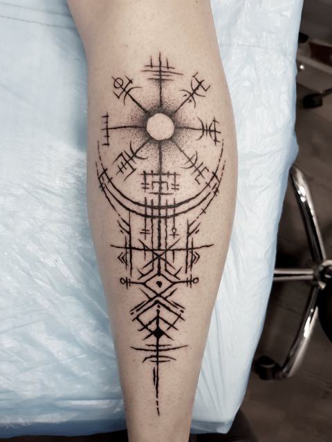 Vegvisir – ecsetvonásos rúnakompozíció a lábszáron