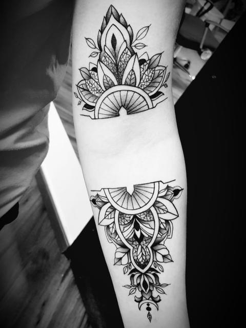 Geometrikus mandala ornamentikával az alkaron