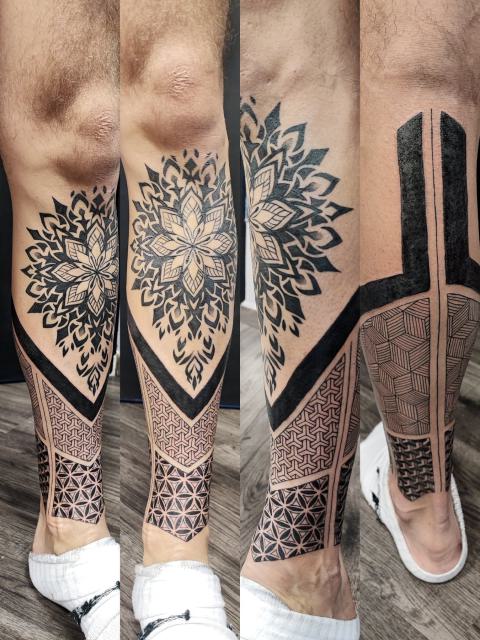 Geometrikus mandala és ornamentikus sáv a lábon