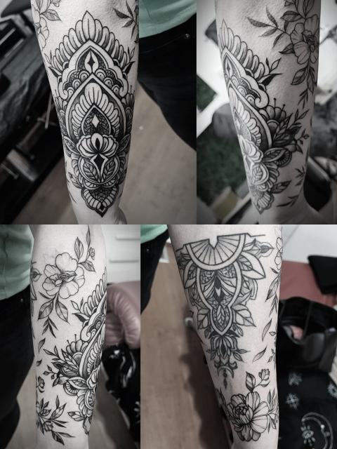 Geometrikus mandala virágokkal az alkaron