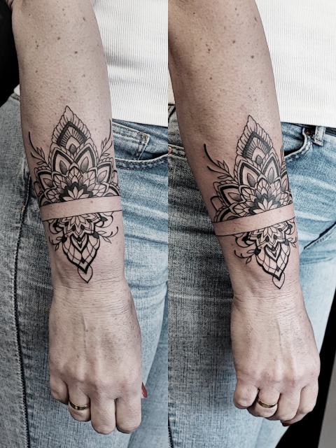 Geometrikus mandala karkötő a csuklón