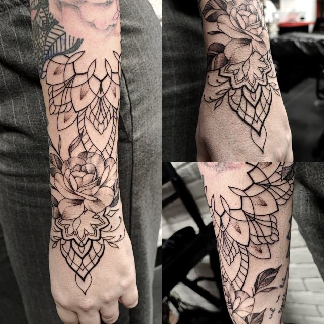 Geometrikus mandala virágokkal a felkaron