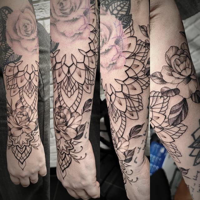Geometrikus mandala rózsákkal a karon