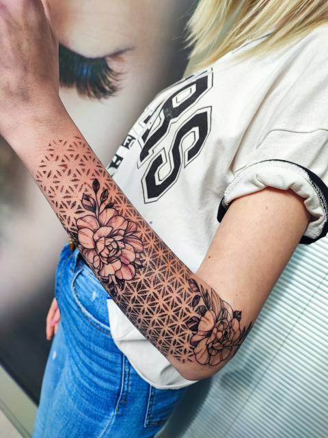 Geometrikus mandala mintasor virágokkal a karon