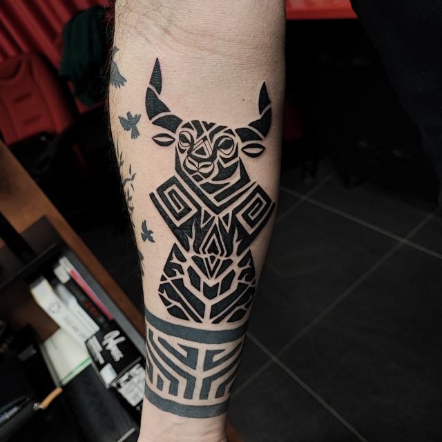 Geometrikus bika maori stílusú mintával a lábszáron