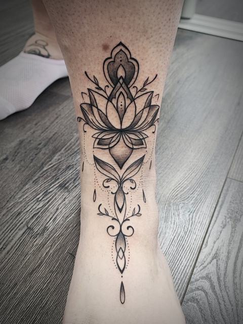 Geometrikus lótusz mandala a lábszáron