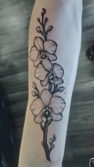 Gyógyult tetoválás – orchidea a felkaron