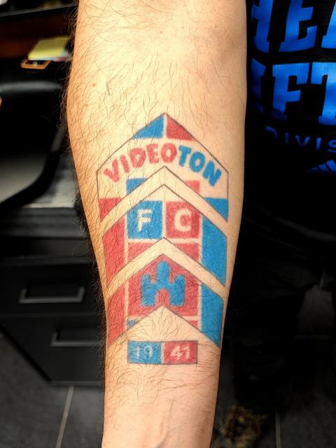 Gyógyult tetoválás – Videoton címer az alkaron