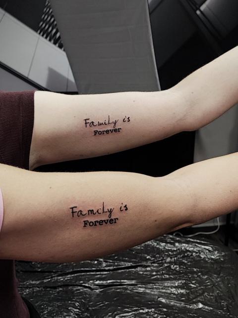 Páros tetoválás – Family is forever felirat az alkaron