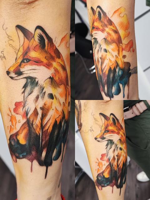 Aquarelle róka festékfoltokkal az alkaron