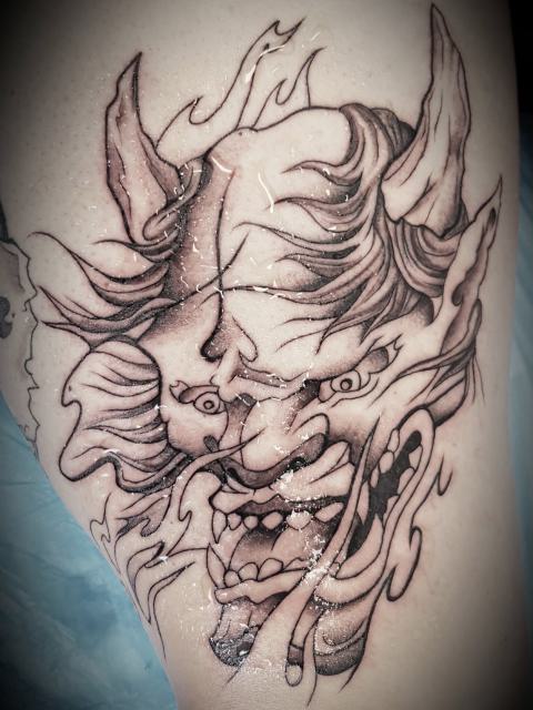 Szürke-fekete árnyalt Hannya maszk a felkaron