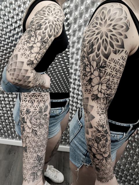 Szürke-fekete árnyalt mandala mintasor a karon