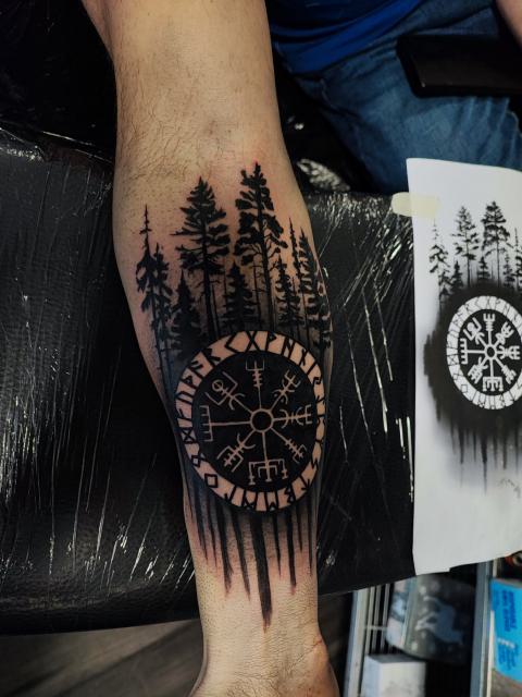 Szürke-fekete árnyalt fenyves vegvisir jellel az alkaron