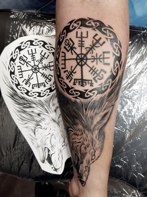 Szürke-fekete árnyalt vegvisir és rúnakör a lábszáron